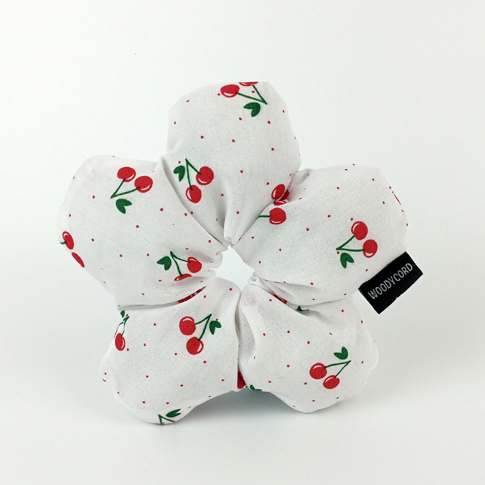 WoodyCord%20El%20Yapımı%20Kiraz%20Desenli%20Beyaz%20Çiçek%20Scrunchie%20Topuz%20Tokası