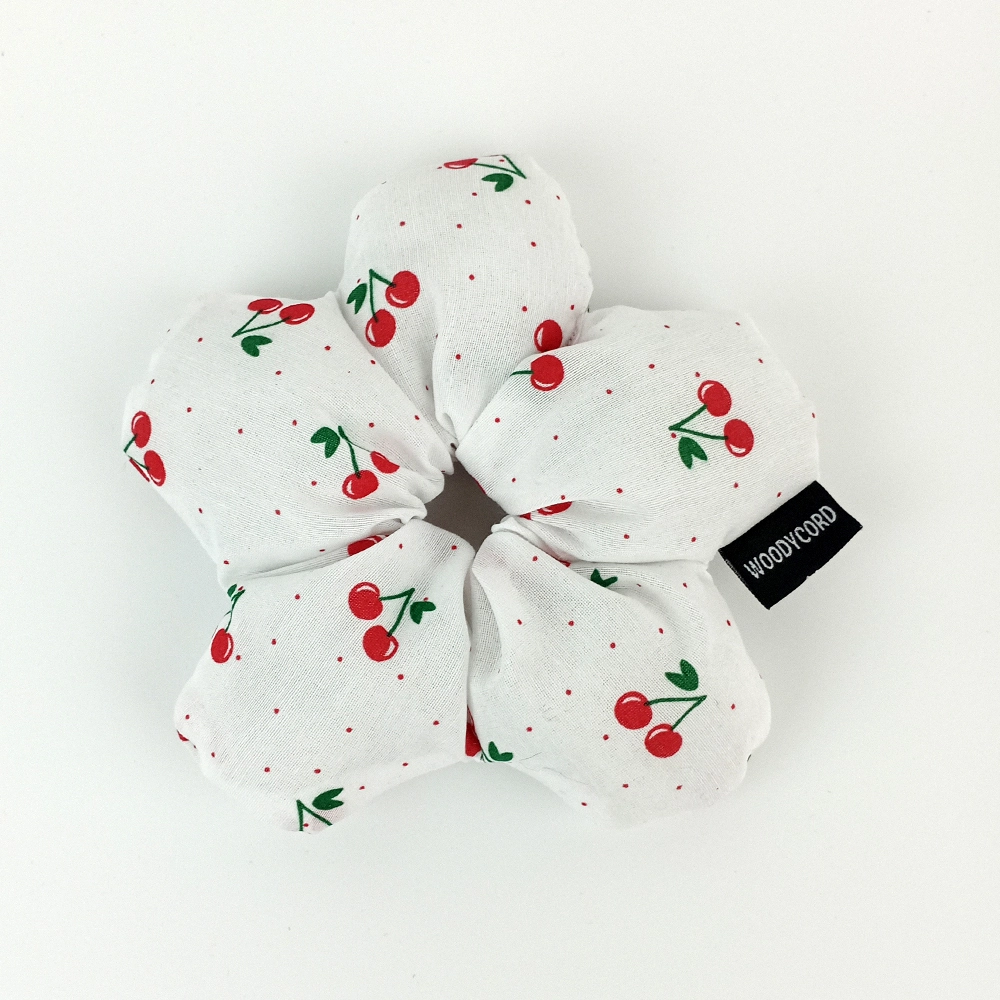 WoodyCord%20El%20Yapımı%20Kiraz%20Desenli%20Beyaz%20Çiçek%20Scrunchie%20Topuz%20Tokası