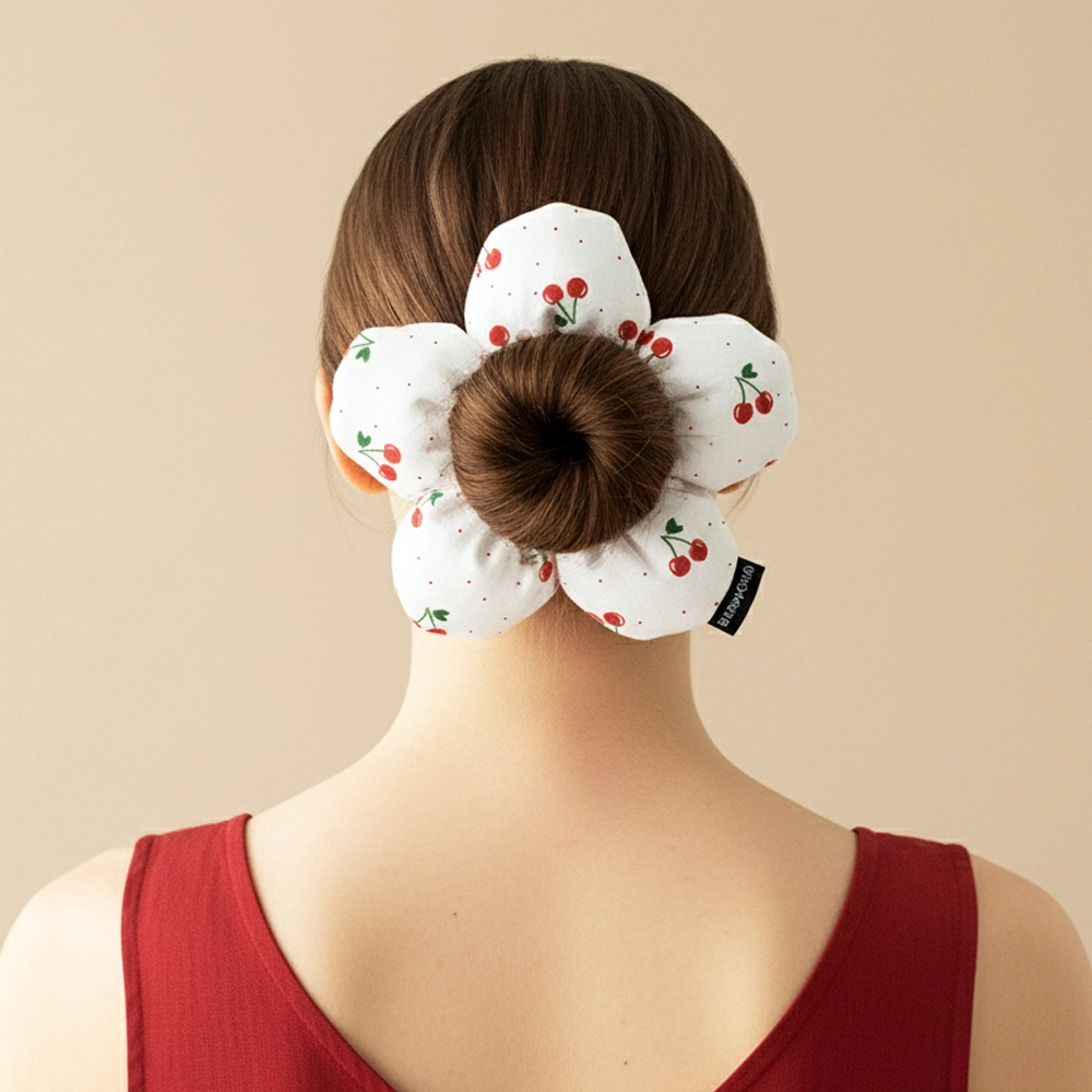 WoodyCord%20El%20Yapımı%20Kiraz%20Desenli%20Beyaz%20Çiçek%20Scrunchie%20Topuz%20Tokası
