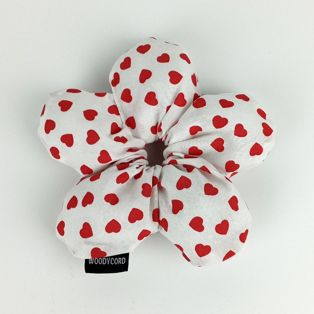 Woodycord%20El%20Yapımı%20Beyaz%20Üstü%20Kırmızı%20Kalp%20Desenli%20Pofuduk%20Scrunchie%20Topuz%20Tokası