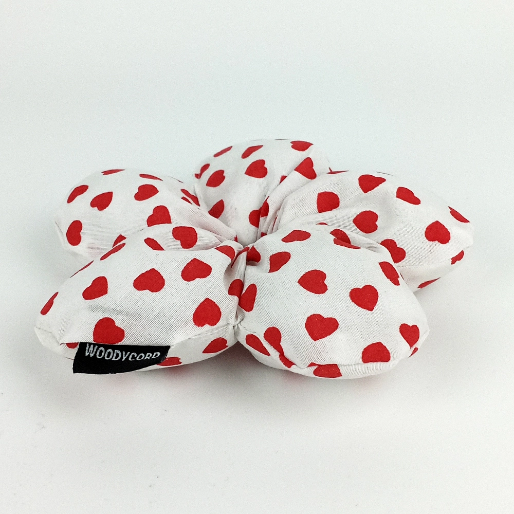 Woodycord%20El%20Yapımı%20Beyaz%20Üstü%20Kırmızı%20Kalp%20Desenli%20Pofuduk%20Scrunchie%20Topuz%20Tokası