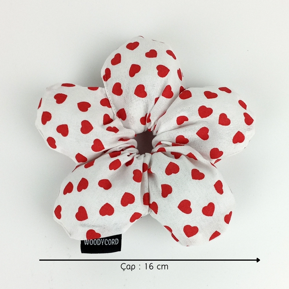 Woodycord%20El%20Yapımı%20Beyaz%20Üstü%20Kırmızı%20Kalp%20Desenli%20Pofuduk%20Scrunchie%20Topuz%20Tokası