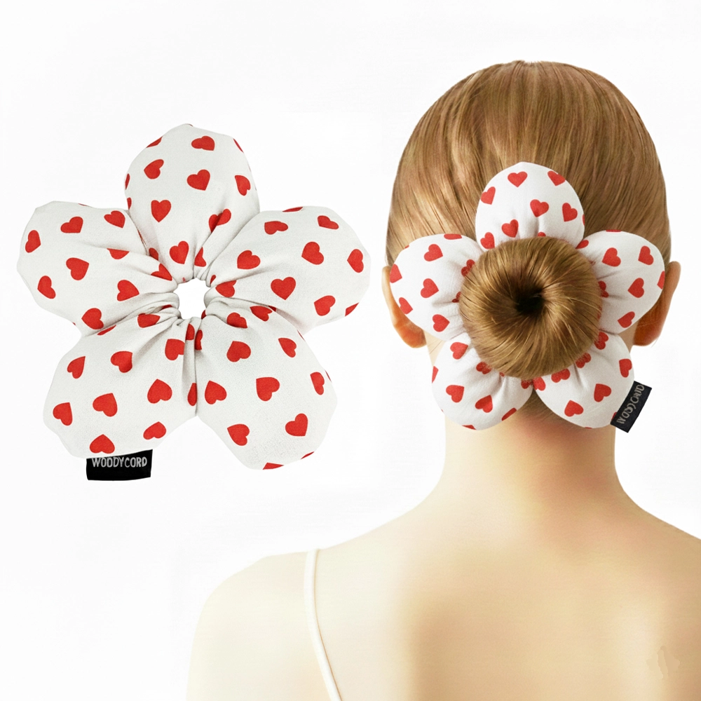 Woodycord%20El%20Yapımı%20Beyaz%20Üstü%20Kırmızı%20Kalp%20Desenli%20Pofuduk%20Scrunchie%20Topuz%20Tokası