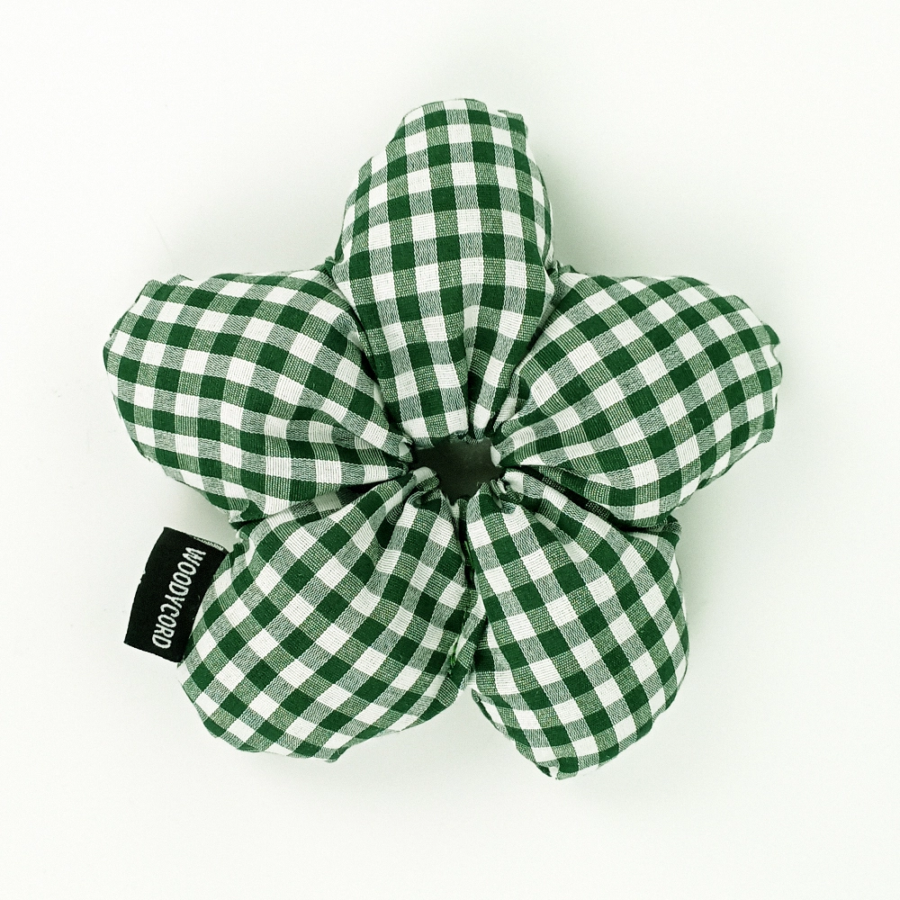 WoodyCord%20El%20Yapımı%20Çam%20Yeşili%20-%20Beyaz%20Çiçek%20Pofuduk%20Scrunchie%20Toka