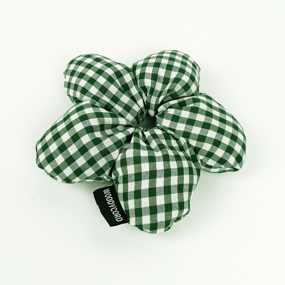 WoodyCord%20El%20Yapımı%20Çam%20Yeşili%20-%20Beyaz%20Çiçek%20Pofuduk%20Scrunchie%20Toka