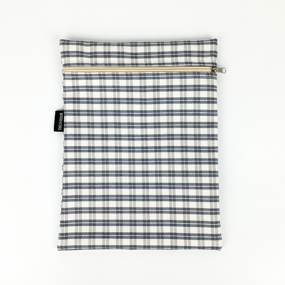Woodycord%20El%20Yapımı%20Gabardin%20Kitap%20ve%20Tablet%20Kılıfı%20-%20Ekoseli%20Tasarım%20(21x27%20cm)
