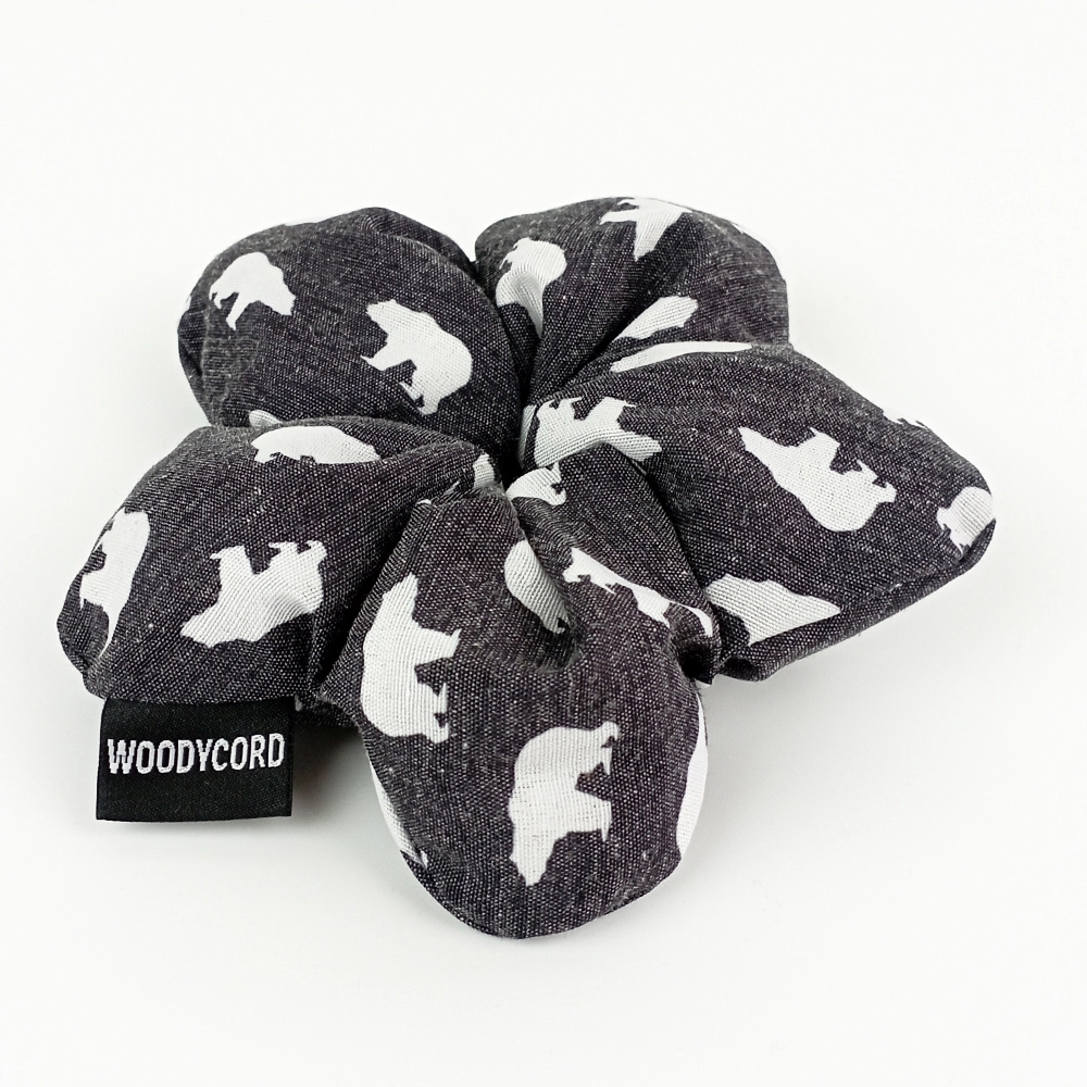 WoodyCord%20El%20Yapımı%20Gri%20Kutup%20Ayısı%20Desenli%20Pofuduk%20Scrunchie%20Toka