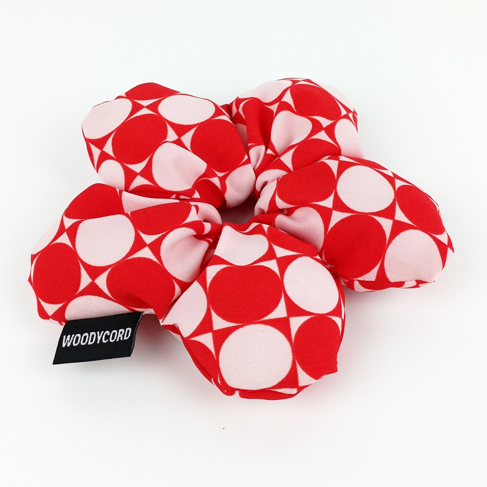 WoodyCord%20El%20Yapımı%20Kırmızı%20Beyaz%20Puantiyeli%20Pofuduk%20Scrunchie%20Toka%20-%20Eğlenceli%20ve%20Hacimli