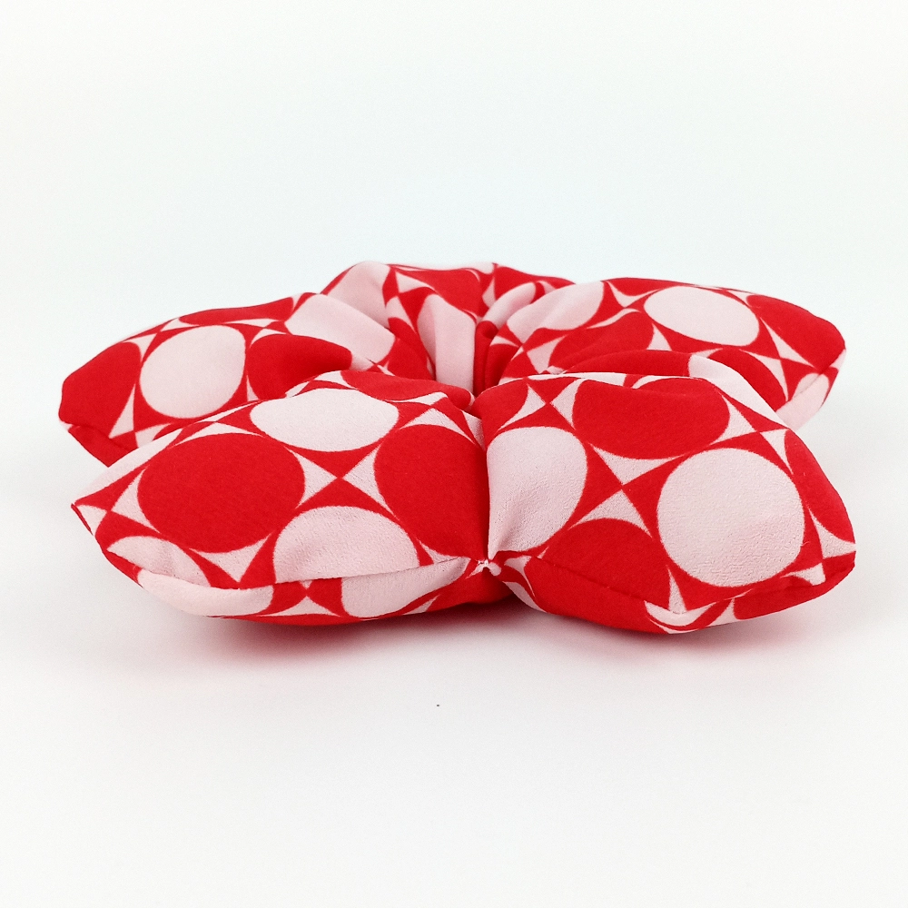 WoodyCord%20El%20Yapımı%20Kırmızı%20Beyaz%20Puantiyeli%20Pofuduk%20Scrunchie%20Toka%20-%20Eğlenceli%20ve%20Hacimli