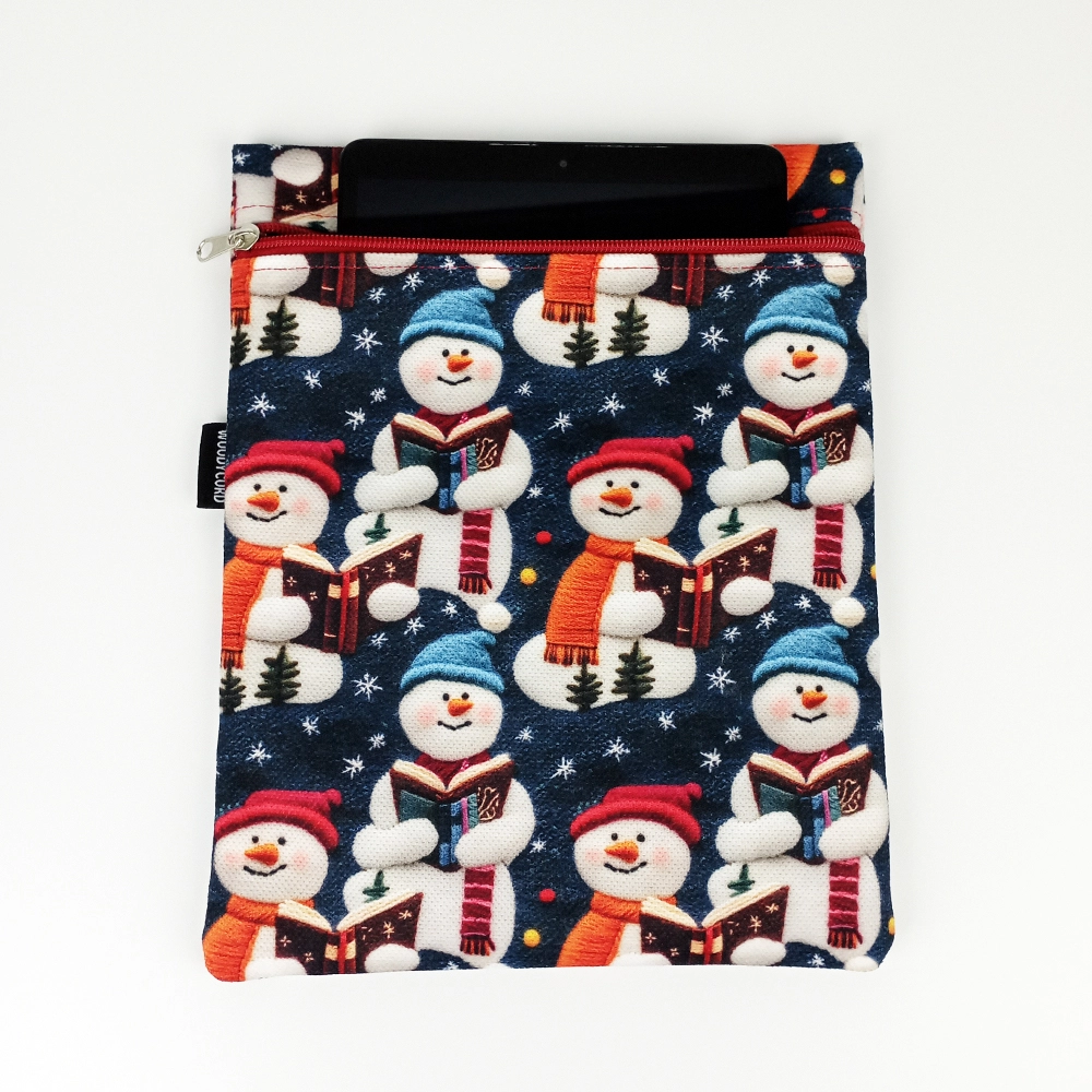 Woodycord%20El%20Yapımı%20Kitap%20Okuyan%203D%20Kardan%20Adam%20Kitap%20ve%20Tablet%20Kılıfı%20(21x27%20cm)