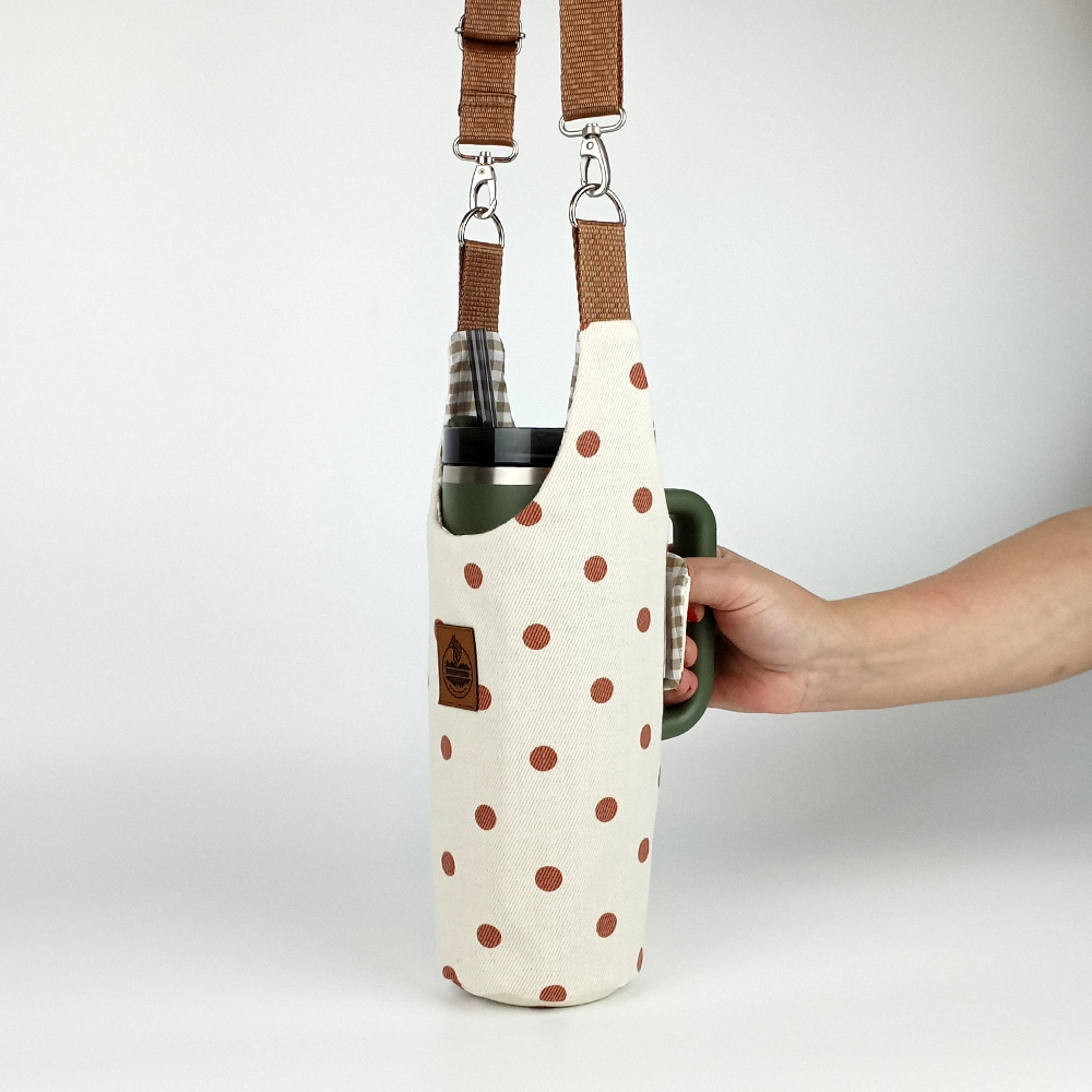Woodycord%20El%20Yapımı%20Krem%20Gabardin%20Puantiyeli Termos%20Kılıfı%20Kulplu%20Model%20Quencher%20Pipetli%201,18