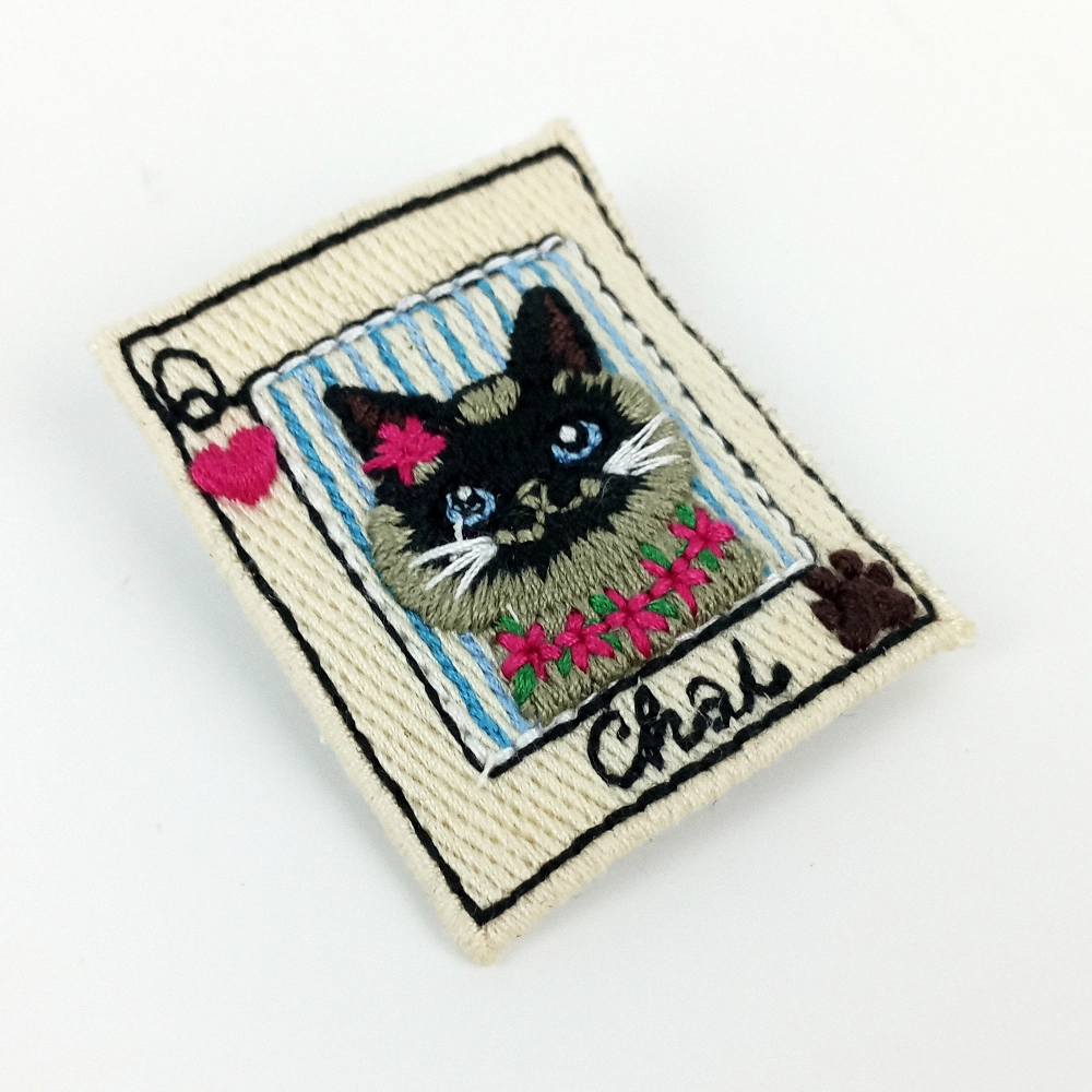 Woodycord%20El%20Yapımı%20Nakışlı%20Broş%20Kedili%20Kupa%20Kızı%20Chai