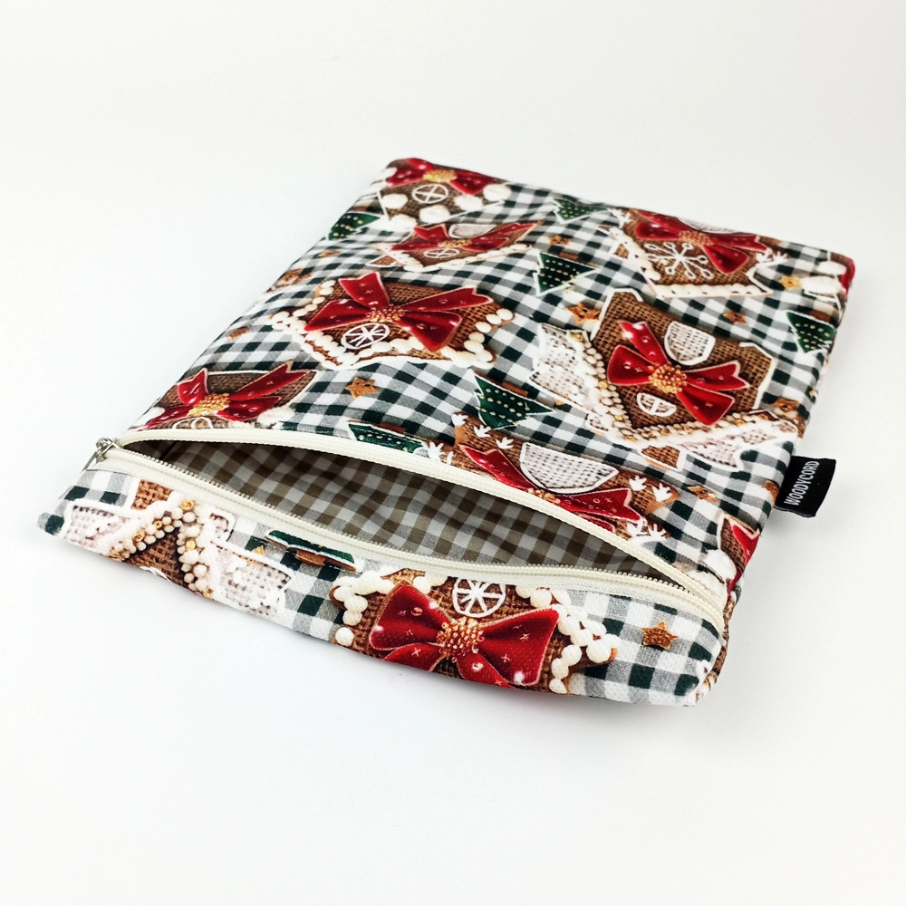 Woodycord%20El%20Yapımı%203D%20Kurabiye%20Ev%20Kitap%20ve%20Tablet%20Kılıfı%20(21x27%20cm)