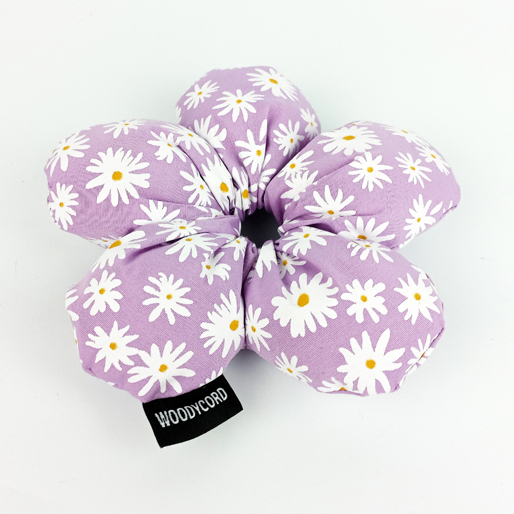 WoodyCord%20El%20Yapımı%20Papatya%20Desenli%20Pofuduk%20Scrunchie%20Toka%20-%20Lila