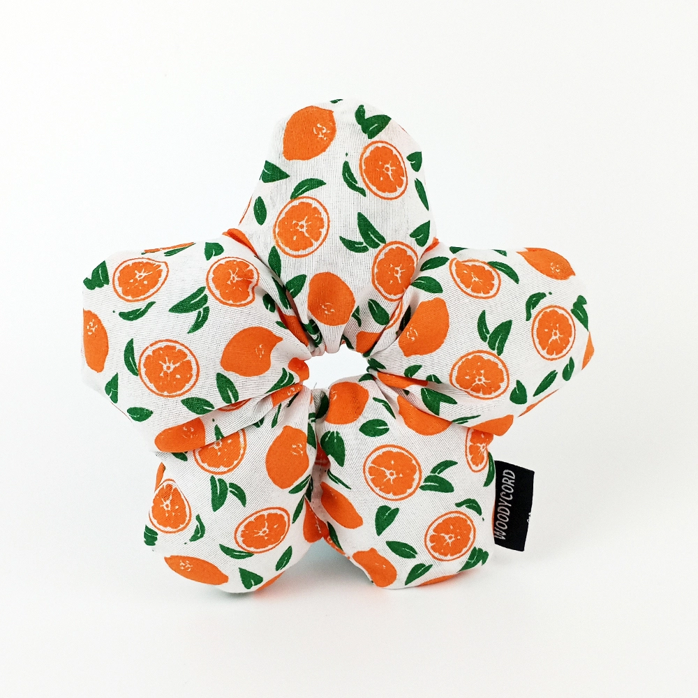 WoodyCord%20El%20Yapımı%20Portakal%20Desenli%20Beyaz%20Çiçek%20Scrunchie%20Topuz%20Tokası